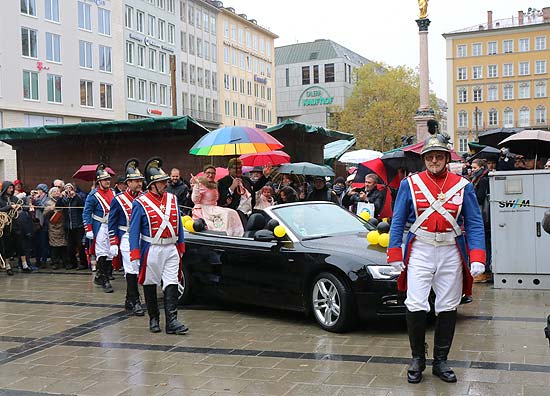 Einzug des Würmesia Prinzenpaares 2018, Prinz Hans III. und Pinzessin Regina I. auf dem Marienplatz , begleitet von der Münchner Stadtwache (©Foto: Martin Schmitz)